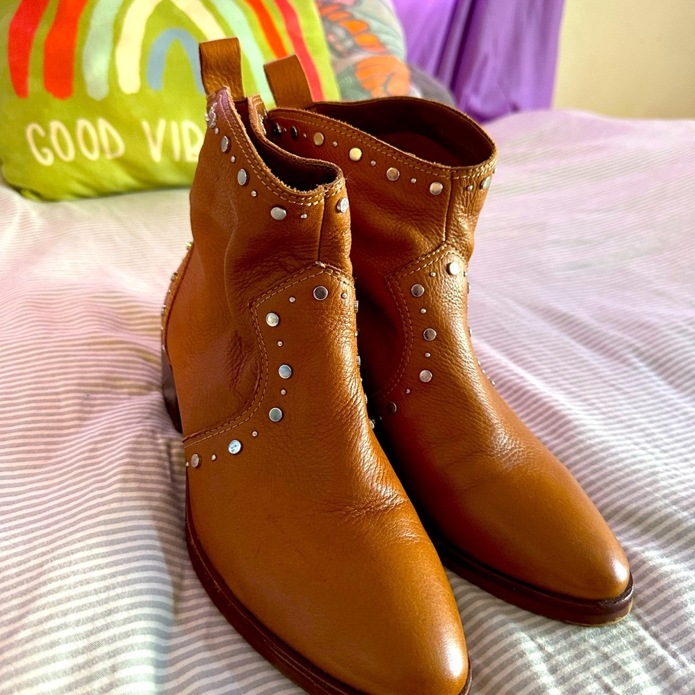 ⭐️DOLCE VITA Silver Studded Ankle Boots, Versatile, Sz. 9.5, Caramel Color 🌹